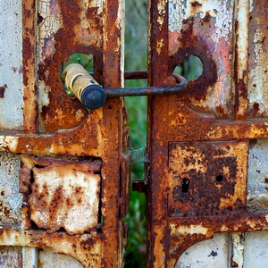 Deux portes rouillées retenues par un cadenas - France  - collection de photos clin d'oeil, catégorie portes